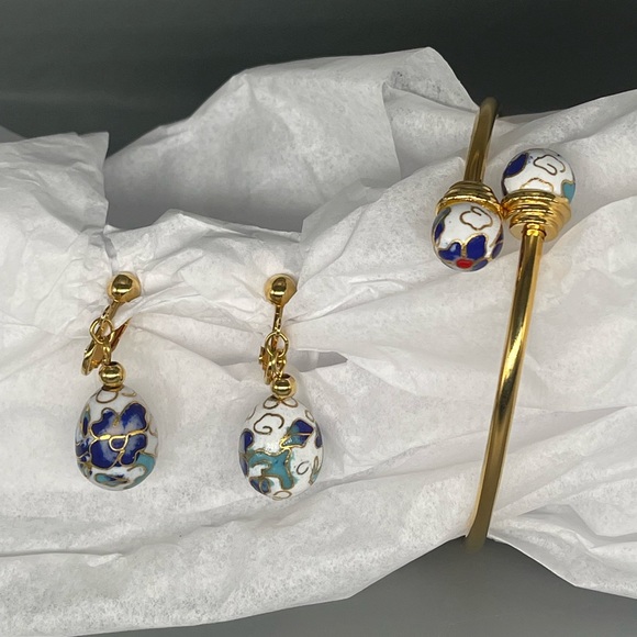 !!SOLD!! Vintage Avon White Blue Cloisonné Easter Egg Clip Earrings Bracelet - Picture 2 of 10